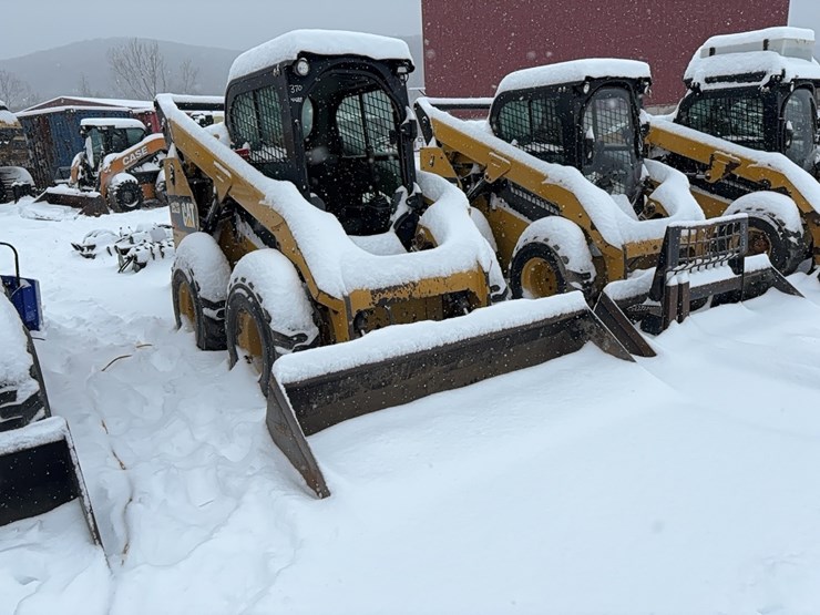 2015-caterpillar-262d-image-2