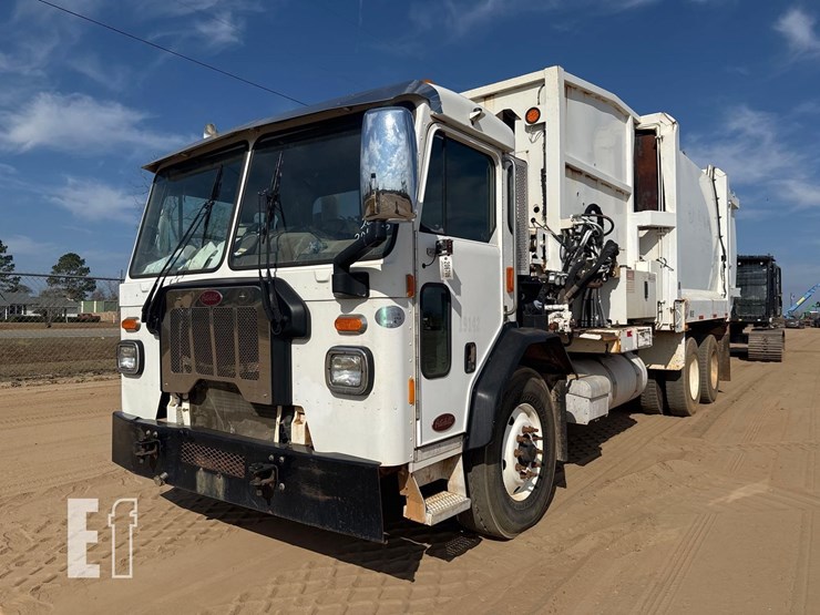 2019-peterbilt-garbage-truck-image-2