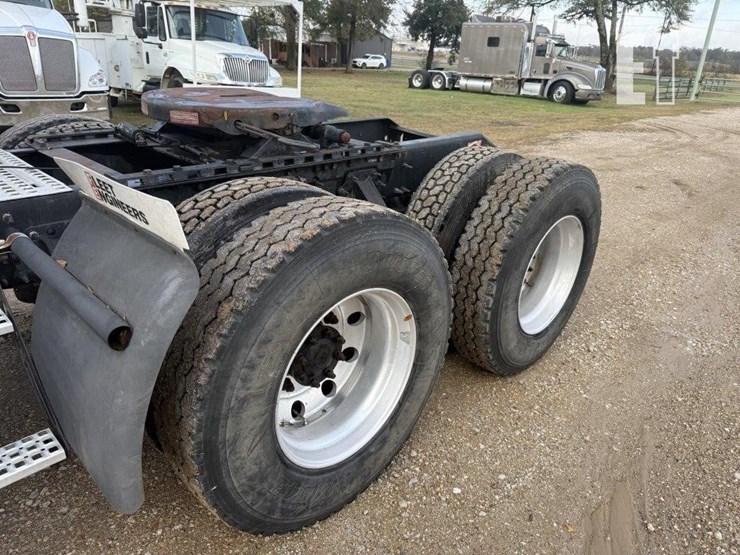 volvo-vnm64t630-image-11