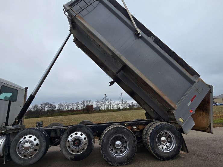 2020-peterbilt-567-image-59