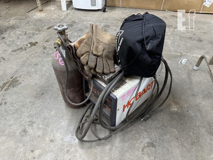 hobart-handler-125-welder-&-supplies-image-1