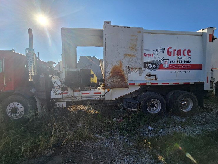 2001-peterbilt-320-image-8