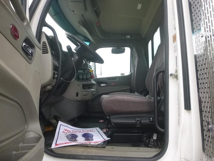 2019-peterbilt-567-image-14