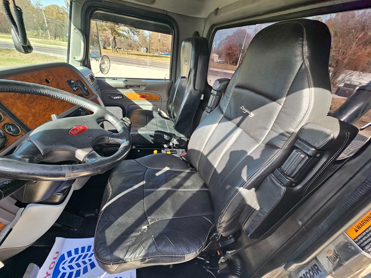 2009-peterbilt-365-image-70