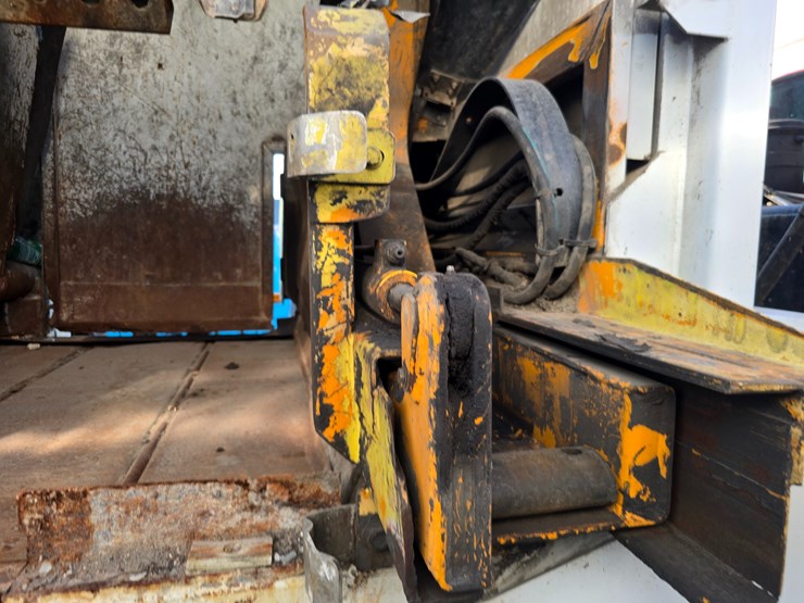 2002-peterbilt-320-image-53