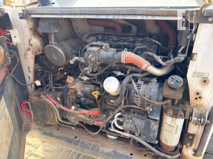 2022-bobcat-t740-image-13