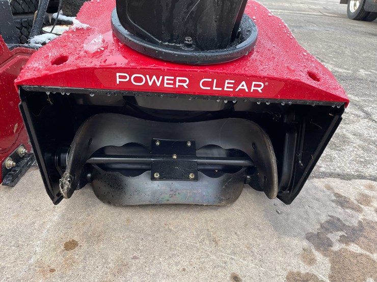 #6121-•-toro-single-stage-snow-blower-(o3)-image-3