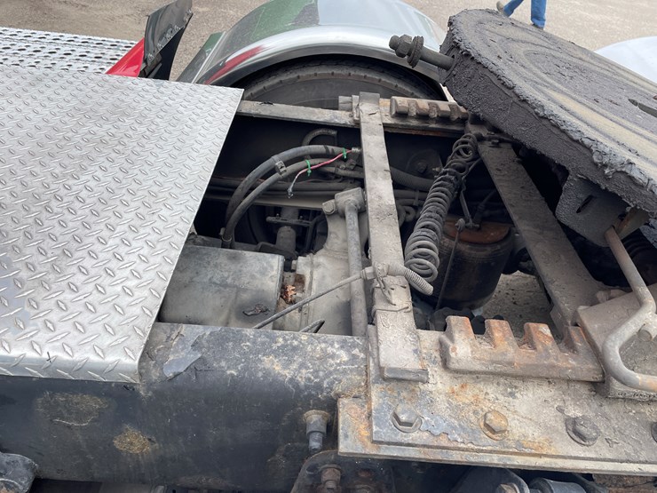 #1043-•-2009-freightliner-semi-(wi-title-in-delay)-image-12