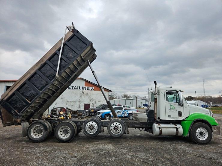 freightliner-columbia-120-image-38