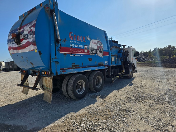 2013-peterbilt-320-image-18