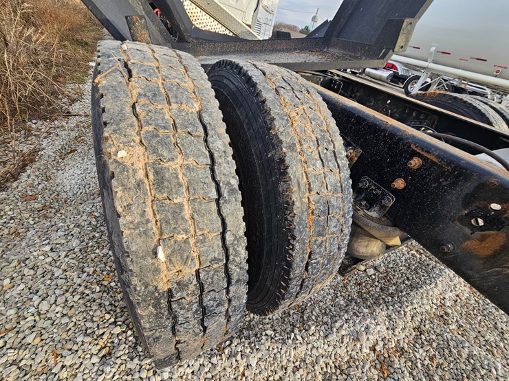 2019-freightliner-m2-106-image-36