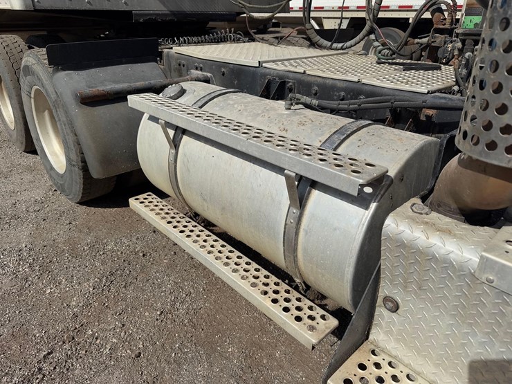 2016-kenworth-t880-image-17