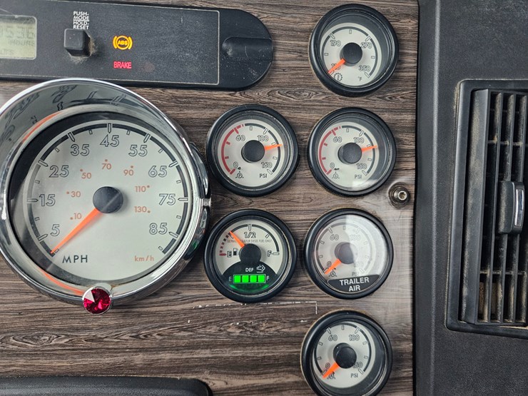 freightliner-122sd-image-85