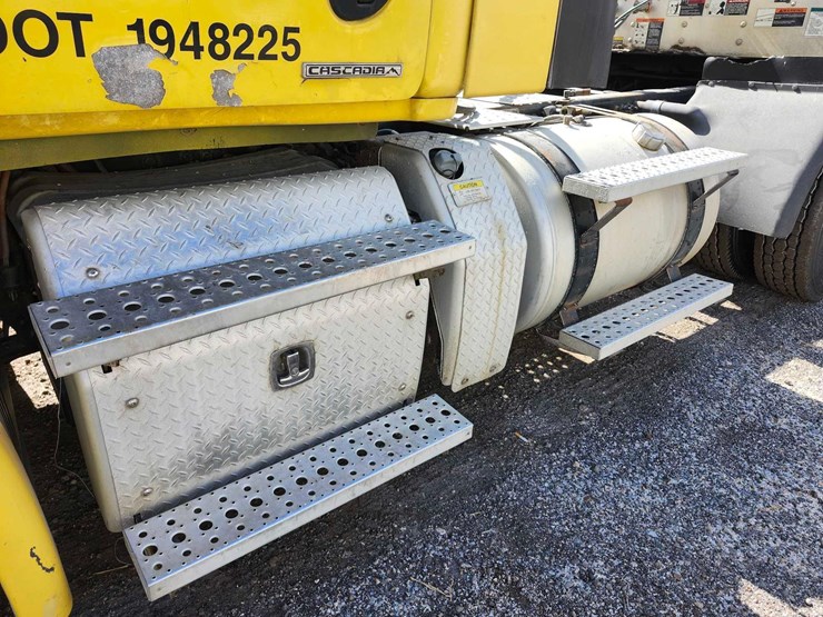 2016-freightliner-semi,-tag-#646-image-5