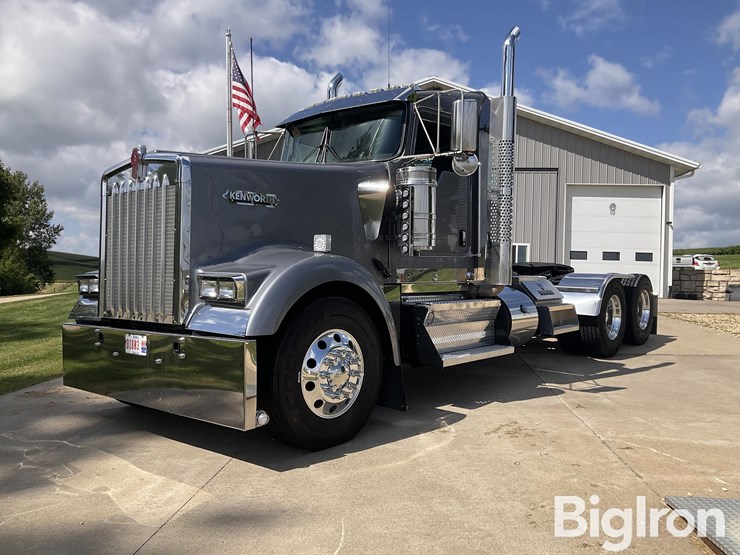 2017-kenworth-w900l-image-1