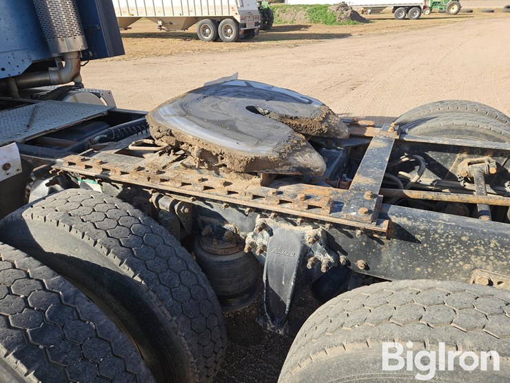 1999-freightliner-flc120-image-9