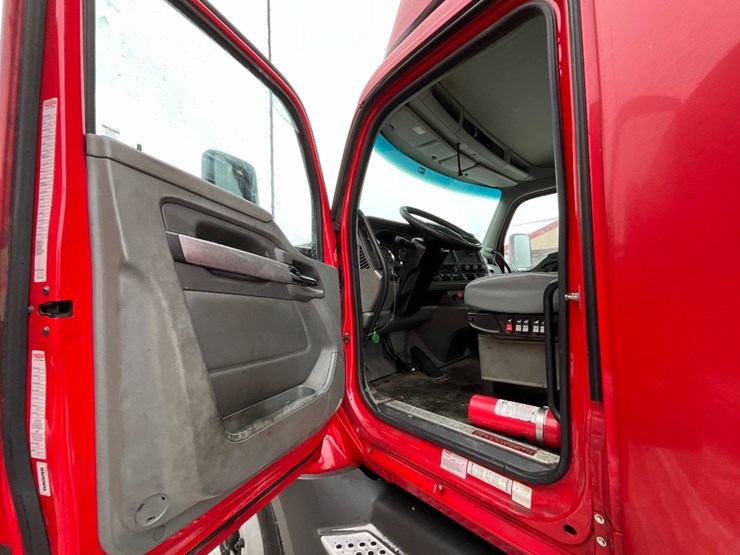 2019-kenworth-t680-image-15