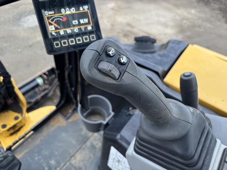 2022-caterpillar-302.7cr-image-30