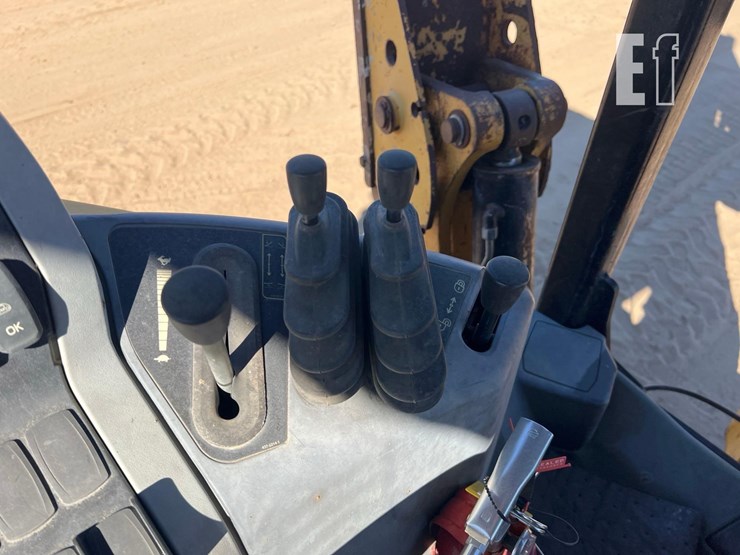 2016-caterpillar-415f2-image-39