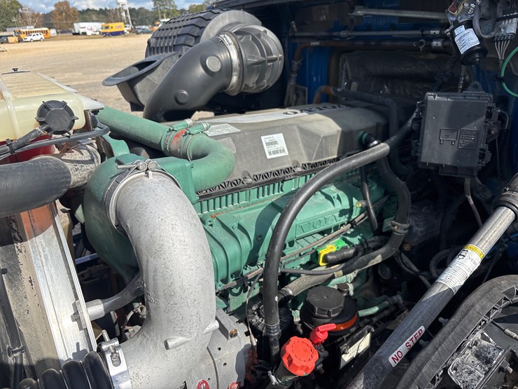 2016-volvo-vnl64t300-image-14