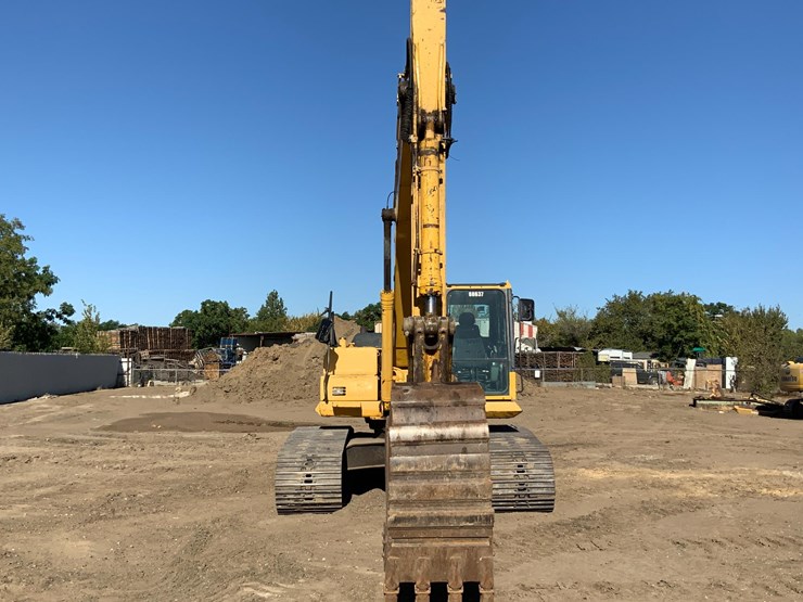 komatsu-pc220-lc-8-image-2