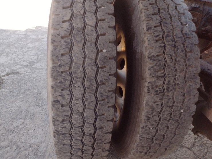 peterbilt-388-image-30