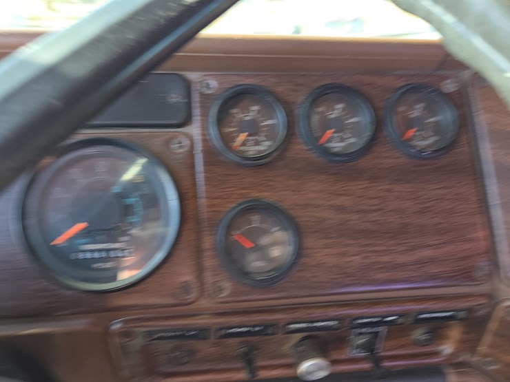 1988-freightliner-day-cab-semi-image-63