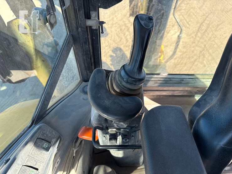 new-holland-b95-image-28