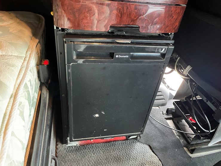 #1043-•-2009-freightliner-semi-(wi-title-in-delay)-image-57