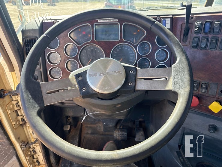 2015-mack-pinnacle-chu613-image-23