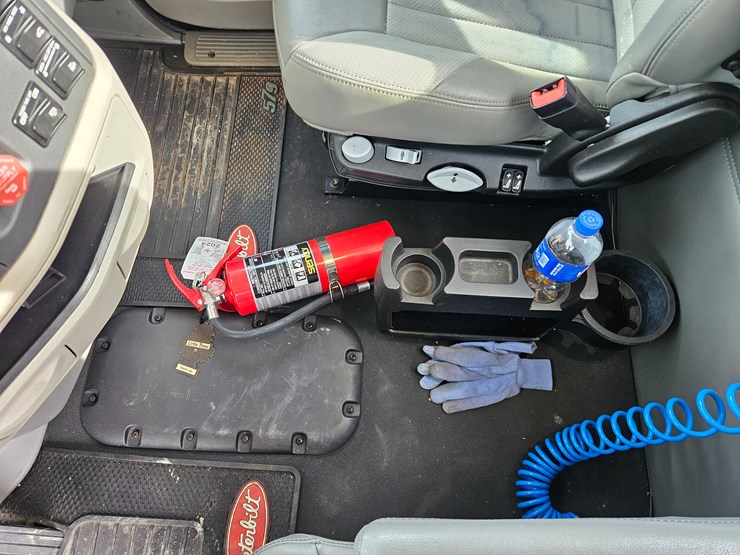 peterbilt-579-image-50