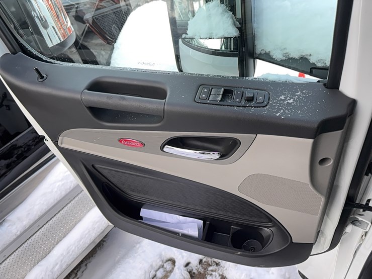 peterbilt-567-image-25