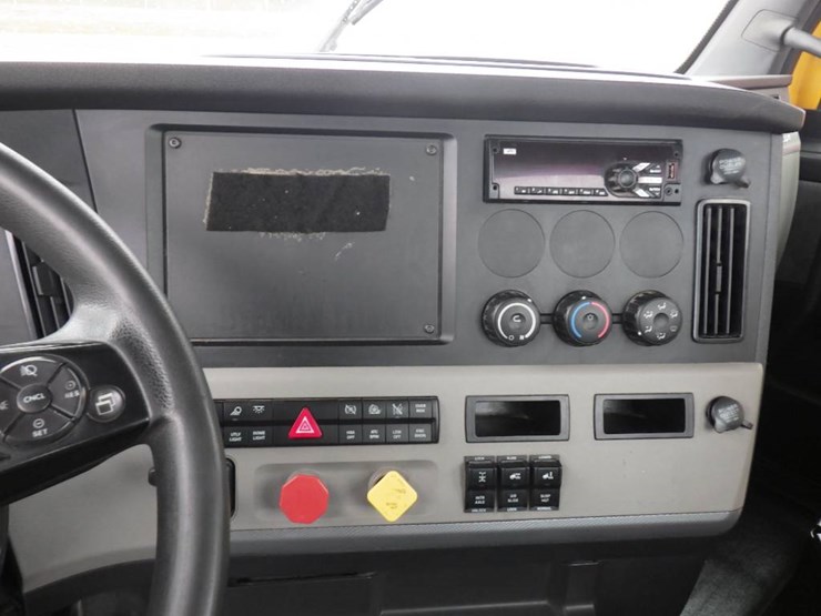 2019-freightliner-cascadia-126-image-22