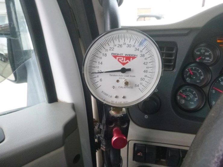 2019-peterbilt-567-image-18