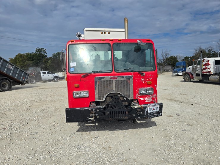 2005-peterbilt-320-image-30