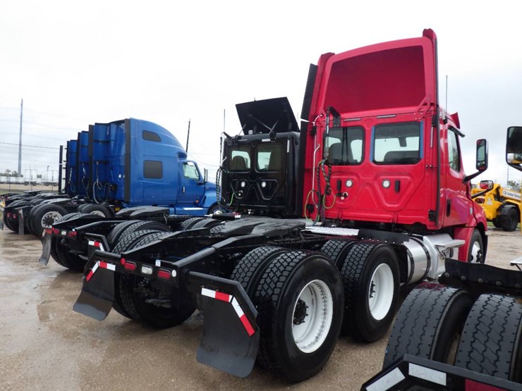 freightliner-cascadia-126-image-9