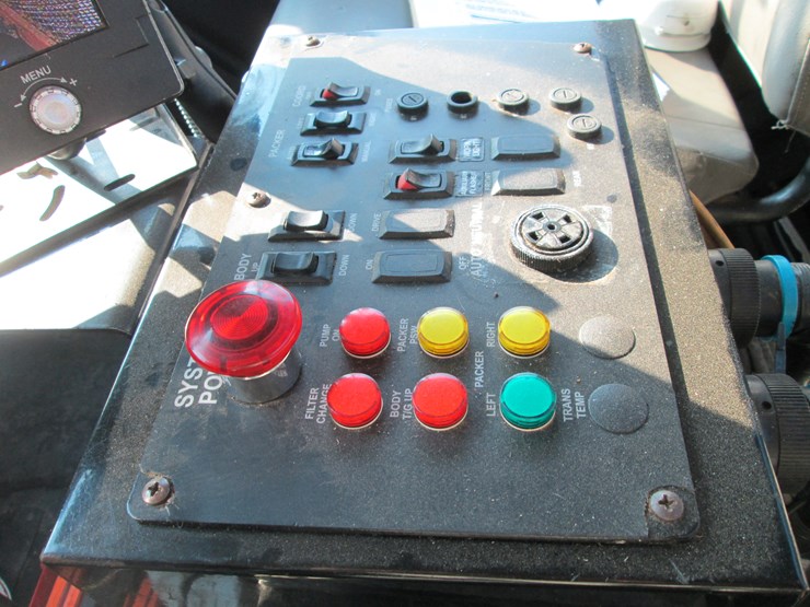 2016-freightliner-108sd-image-42