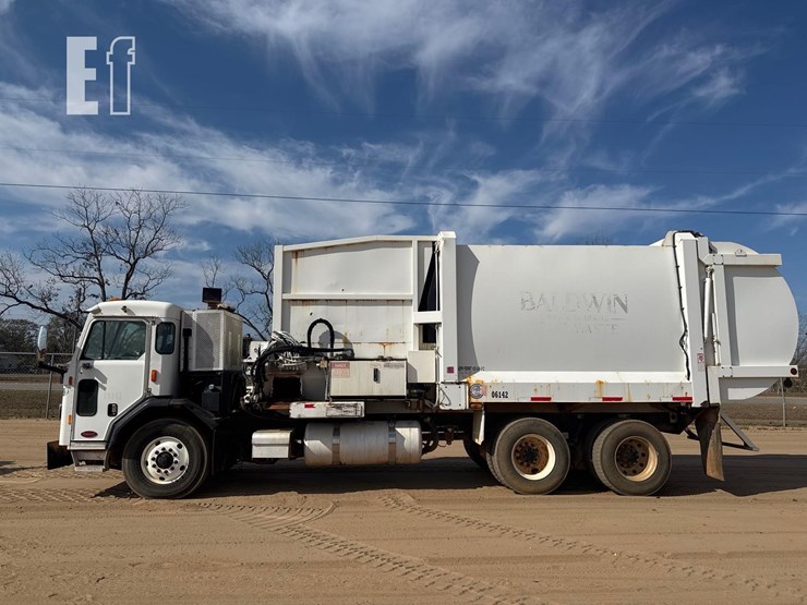 2019-peterbilt-garbage-truck-image-1