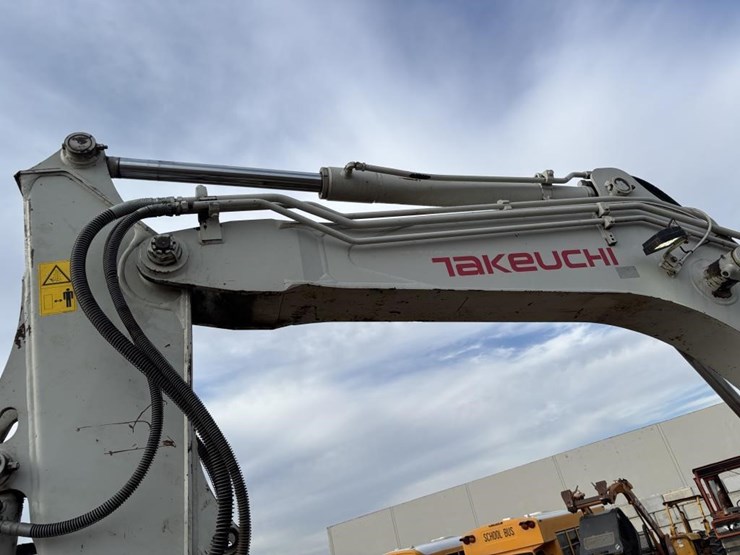 2014-takeuchi-tb290-image-18