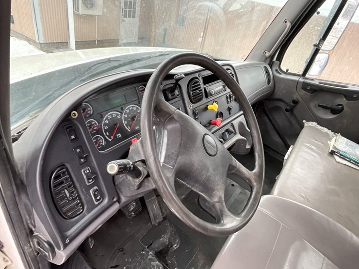 freightliner-114sd-image-18