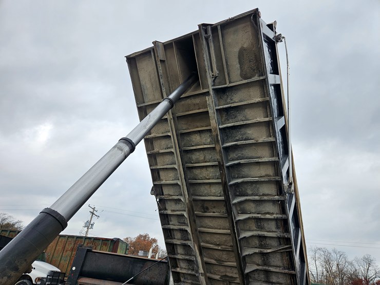 freightliner-columbia-120-image-50