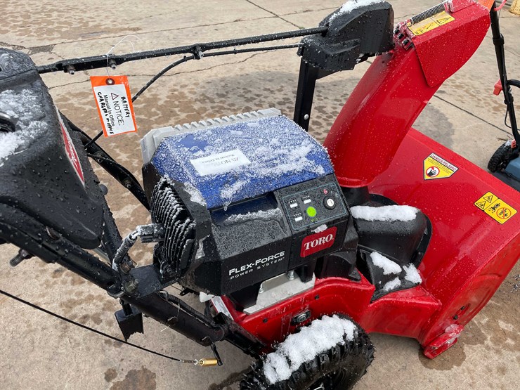 #6120-•-toro-battery-operated-snow-blower-(o3)-image-9
