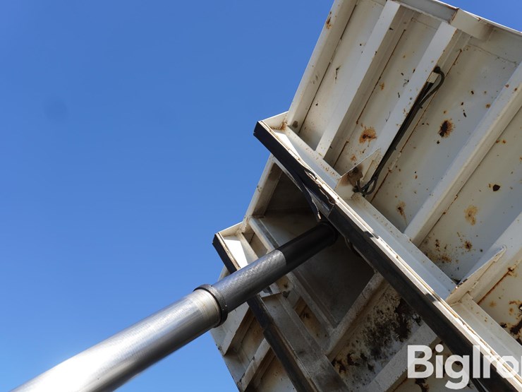 peterbilt-335-image-16