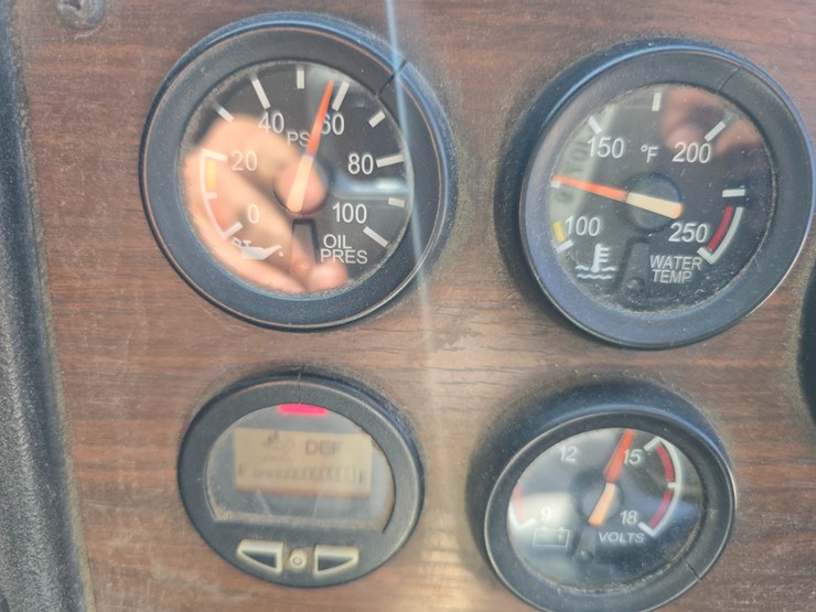 2013-peterbilt-320-image-47