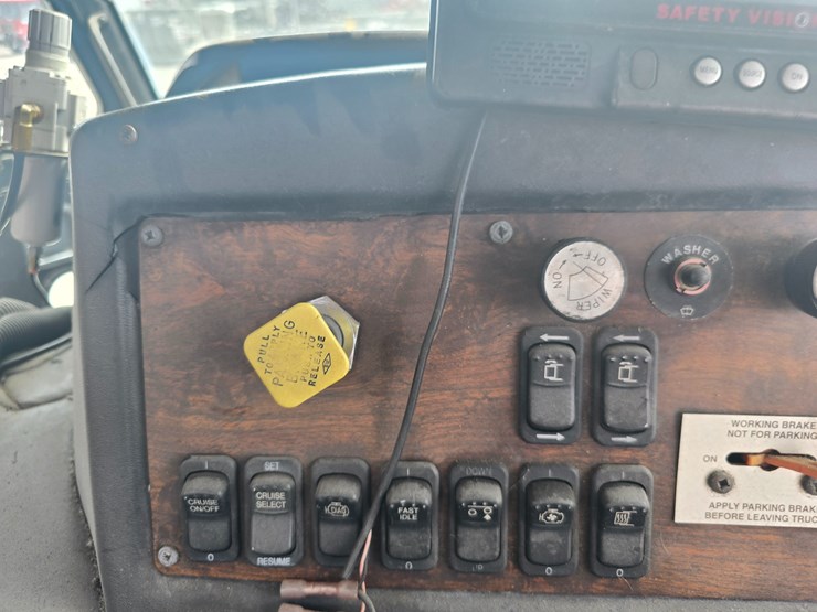 2003-peterbilt-320-image-54