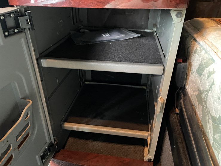 #1043-•-2009-freightliner-semi-(wi-title-in-delay)-image-51