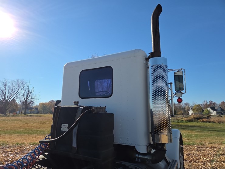 1988-freightliner-day-cab-semi-image-27