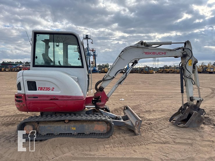 takeuchi-tb235-2-image-4