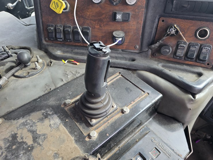 2003-peterbilt-320-image-65