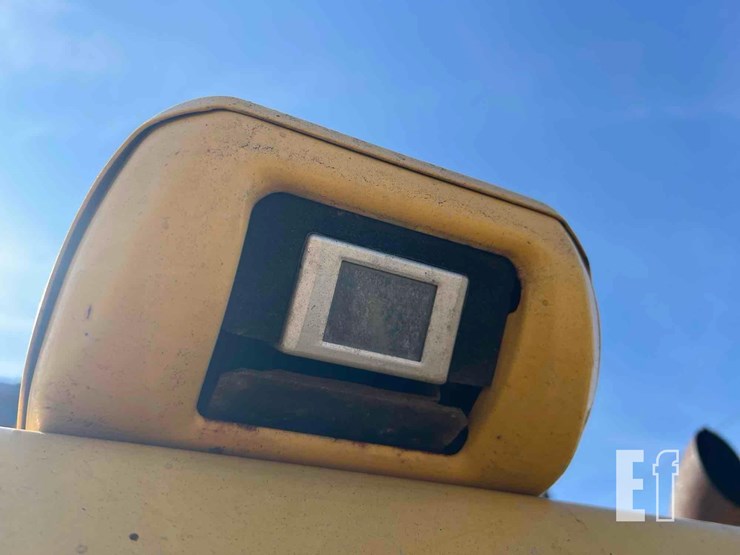 2014-komatsu-pc138us-10-image-32